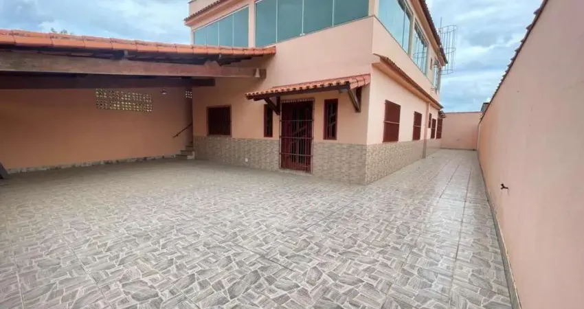 Oportunidade Ampla Casa com 3 Quartos, Suíte e Excelente Terraço