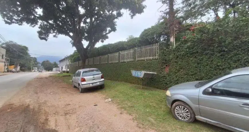 Sito na ilha de Guaratiba, com 14000m², frente estrada principal