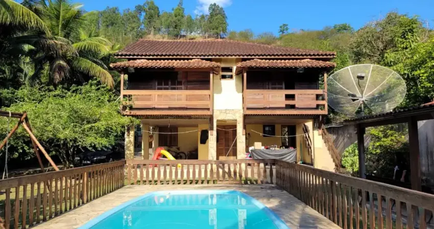 Excelente sítio com 1344m² , 5 quartos sendo 4 suíte, rio da prata