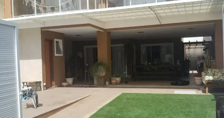 Casa de alto padrão , 3 quartos , condomínio golden village na cachamorra