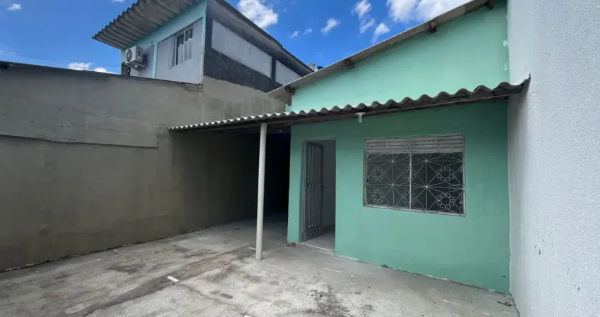 Casa linear, quintal, 2 quartos, próximo a estrdada da cachamorra