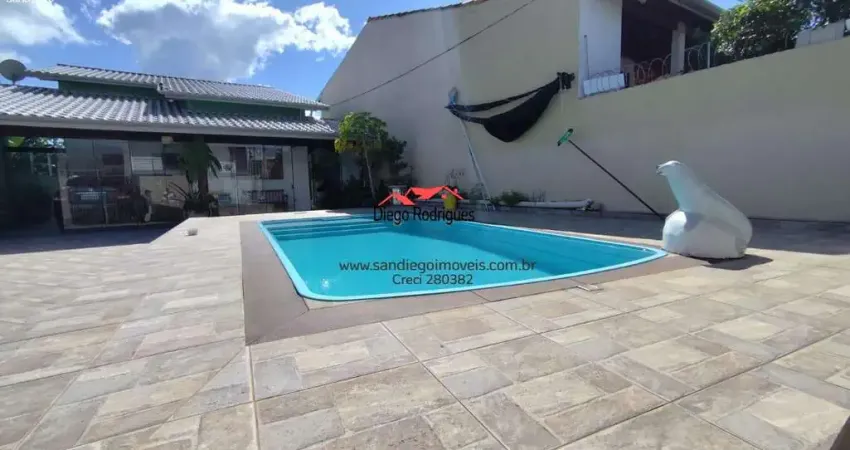 Casa Térrea para Venda em Caraguatatuba, Balneário dos Golfinhos, 2 dormitórios, 2 banheiros, 5 vagas