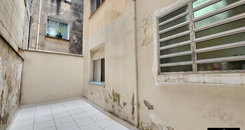 Bom Retiro | Prédio de 3 Andares | 2 Quartos | 2 Quintal | | 90 m² | São Paulo