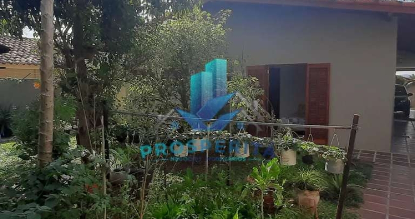 Casa Térrea a venda no Jardim Ipê com amplo quintal e rua sem saída  - Cotia.