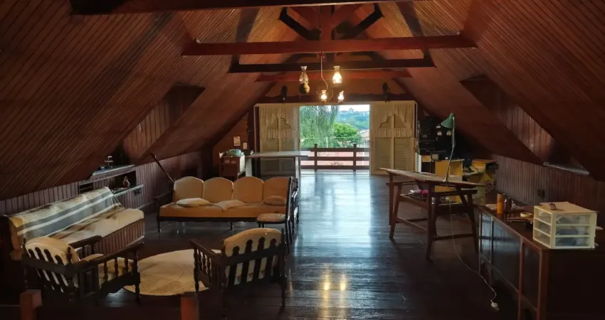 Casa espetacular, no coração do jardim auxiliadora, lugar seguro e tranquilo, , muito requinte e madeira. uma jóia rara.