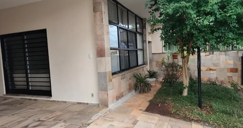 Linda casa tem uma planta excelente, 4 dormitórios, ampla sala