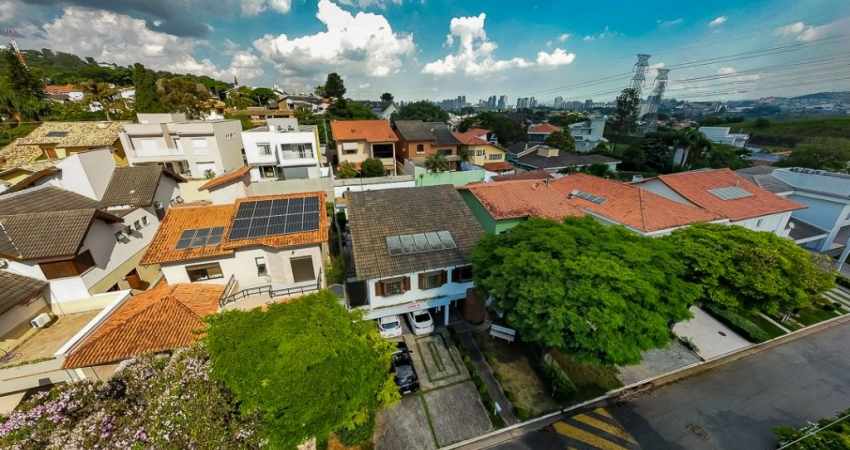 Excelente casa em condomínio fechado, ampla, arejada, ambientes integrados, pé direito duplo na sala, com piscina, churrasqueira e ambientes muito aconchegantes!
