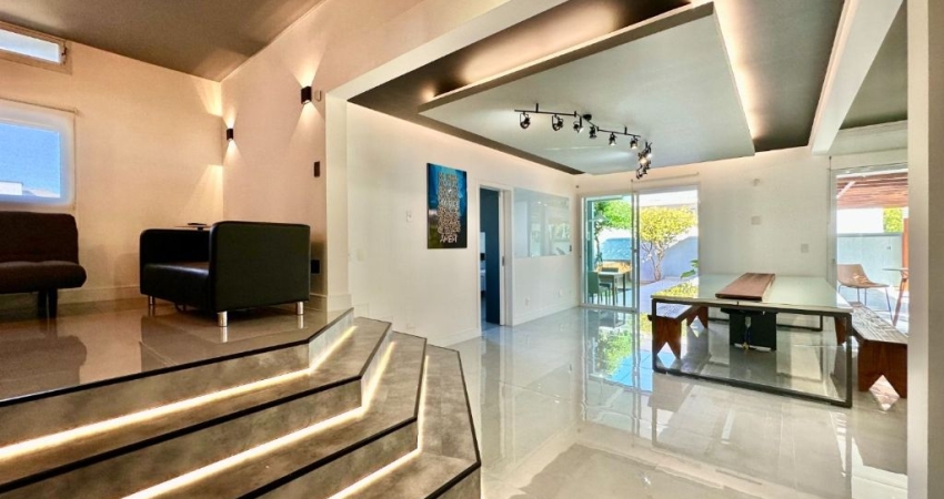 Casa à venda em Florianópolis com 3 suítes, academia e 4 vagas de garagem
