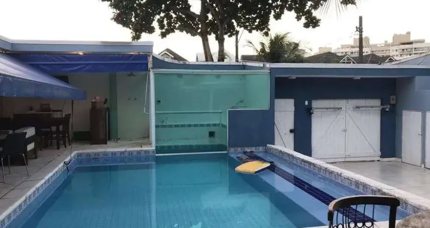 Casa de condomínio para venda tem 444 metros quadrados com 5 quartos