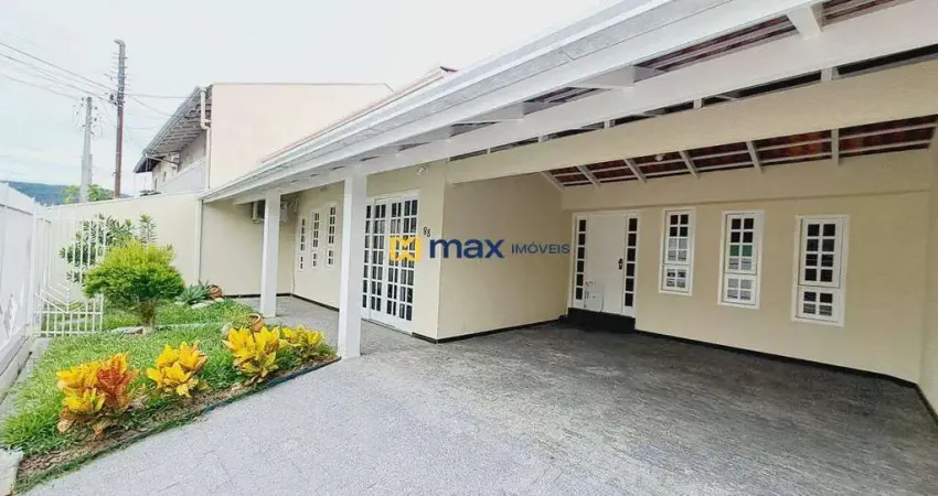 Casa ampla com 3 quartos (1 suíte) e espaço gourmet à venda no bairro Dom Bosco em Itajaí