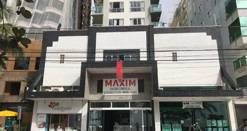 Sala Comercial com mezanino na galeria Maxim. Centro. (Balneário Camboriú).