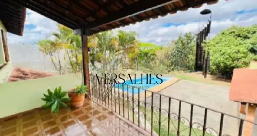 Casa com área externa perfeita para lazer e convivência / Santa Amelia