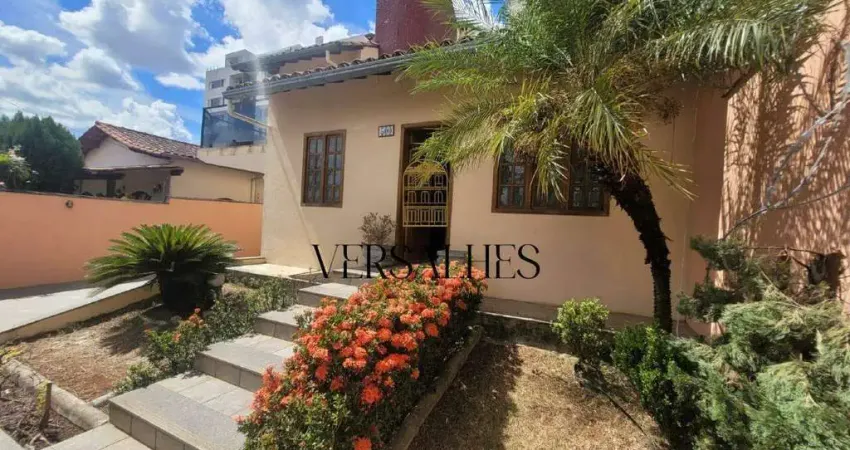 Casa Colonial de 2 Pavimentos com Área Gourmet e Casa Auxiliar – Excelente Localização