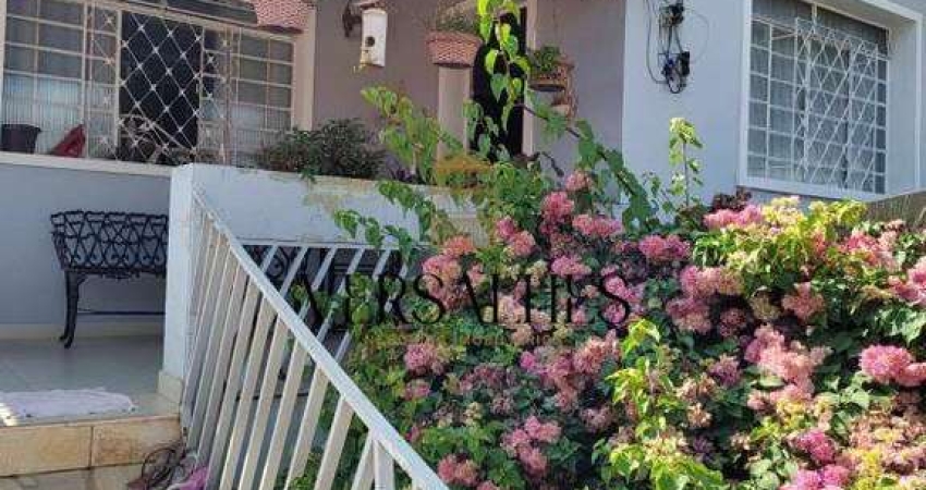 Casa à venda em lote de 360m² com duas residências independentes no bairro Alípio de Melo