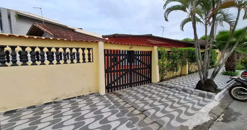 Confira esta casa semi-isolada com dois dormitórios, sala, cozinha, banheiro e um quintal muito espaçoso!