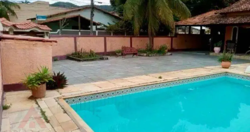 Oportunidade em Piratininga, Niterói: Casa Linear com Terreno Amplo, Piscina e Churrasqueira – Ideal para Moradia ou Investimento