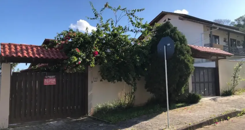 Linda casa Bairro Floresta com Demi suite, ampla area de festas e ótimo quintal.