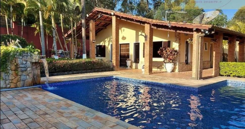Luxuosa Casa de Campo em Condomínio Exclusivo: Segurança e Conforto a 25 Minutos de São Paulo!