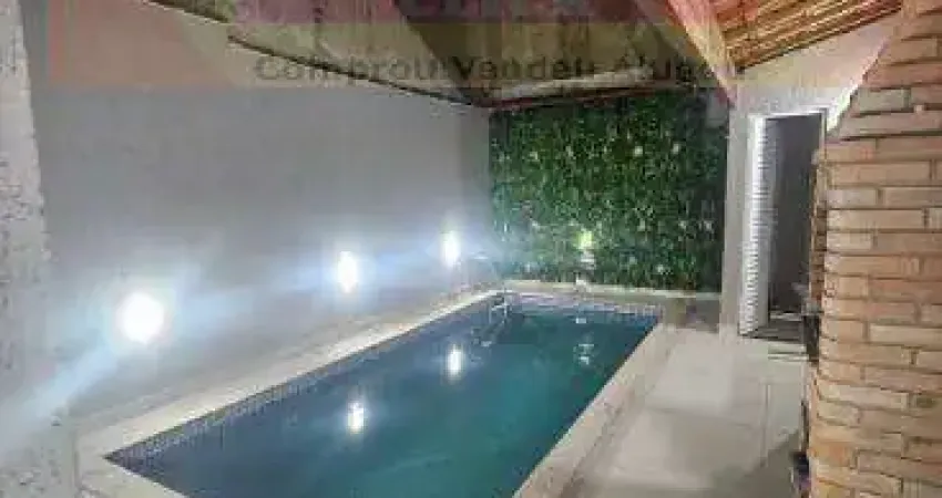 Casa Geminada com Piscina ? Localização Privilegiada!