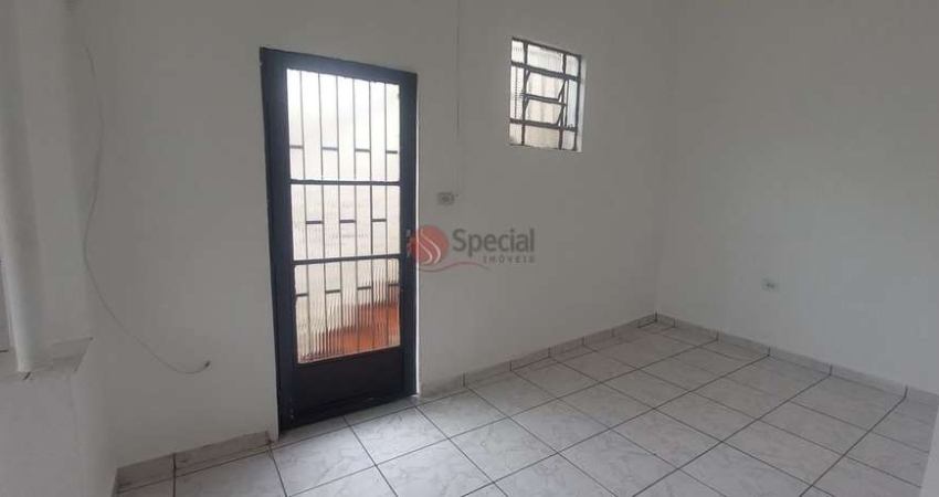 Casa térrea para compra, 1 dormitório, cozinha, área de serviço, 1 vaga.
