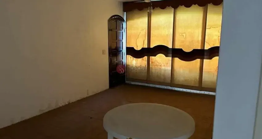 Casa terreá  na Vila Carrão com 2 quartos e um galpão no fundo.