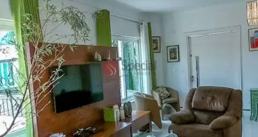 Casa em condomínio fechado de alto padrão no Jardim Floresta.