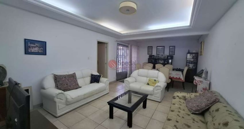 Casa térrea no Tatuapé, 3 quartos, 1 suíte, sala 2 ambientes, entrada lateral 3 vagas.
