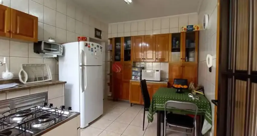 Casa Térrea a venda com 10 m de frente ,  3 quartos, 1 suíte, 2 vagas. Anália Franco.