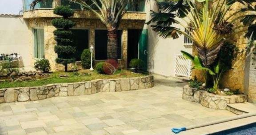 Sobrado com 3 suítes, piscina e 7 vagas na Vila Carrão.