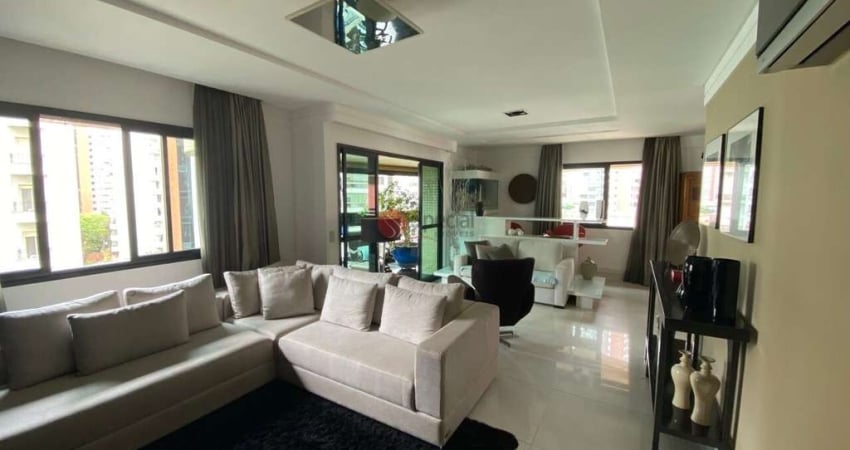 Apartamento no miolo do Tatuapé, mobiliado com 3 suítes e 5 vagas.