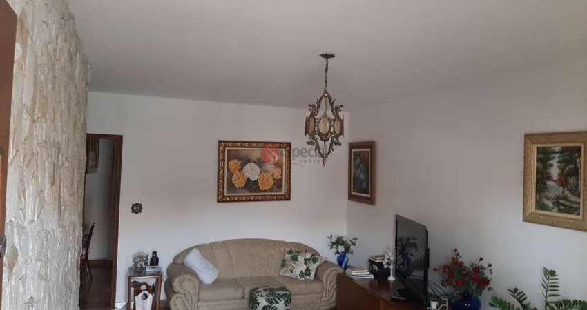 Casa no Jardim Piqueroby com 3 dormitórios, 3 vagas, 1 suíte e entrada lateral.