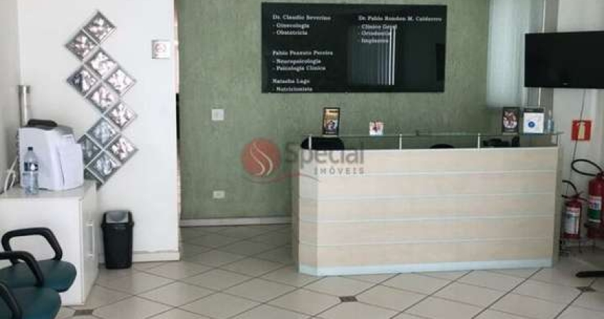 Prédio comercial no Tatuapé com 6 salas e 2 vagas .