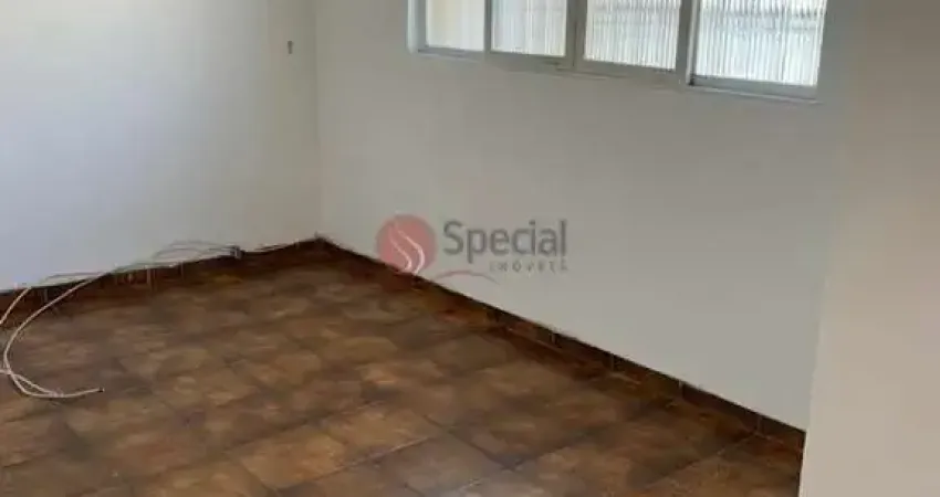 Casa térrea com 2 dorms e 2 vagas de garagem no Tatuapé.