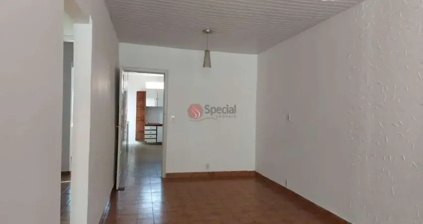 Casa térrea à venda na Água Rasa com 3 domitórios e 2 vagas de garagem.