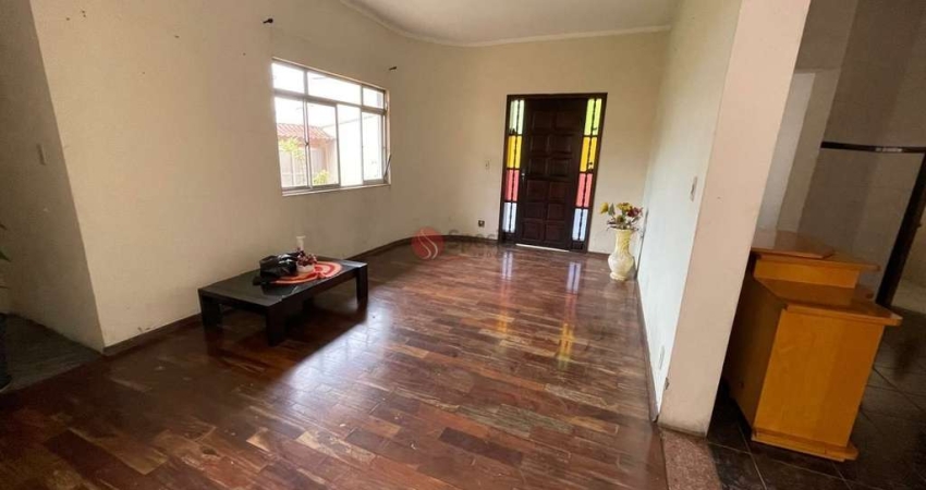 Casa assobradada ampla à venda ou locação na Vila Carrão.