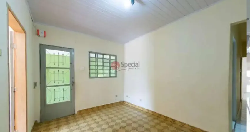 Casa térrea com 2 dormitórios na Vila Ema, cozinha grande e quintal com 3 vagas.