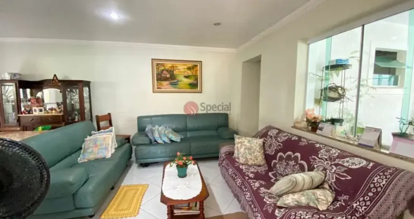 Casa de vila no coração do tatuapé 2 suítes, quintal amplo e 1 vaga.