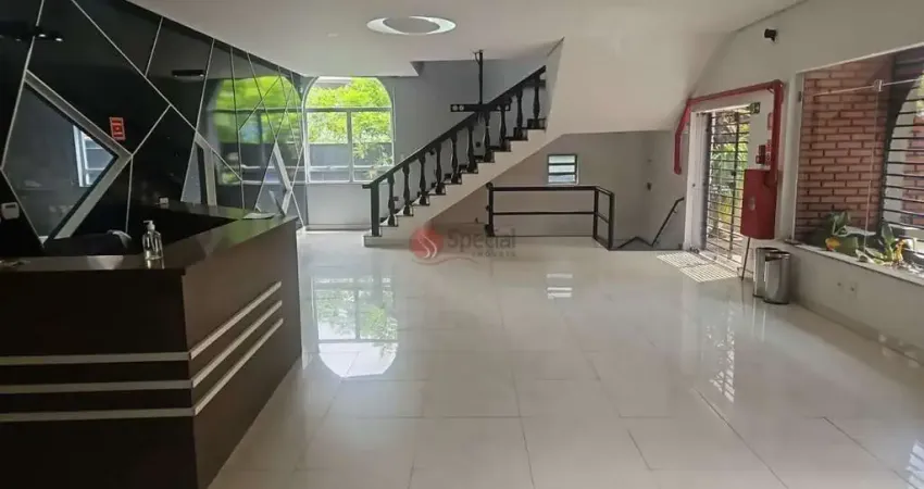 Casa assobradada comercial na Chácara Santo Antônio. Ao lado da estação Borba Gato.