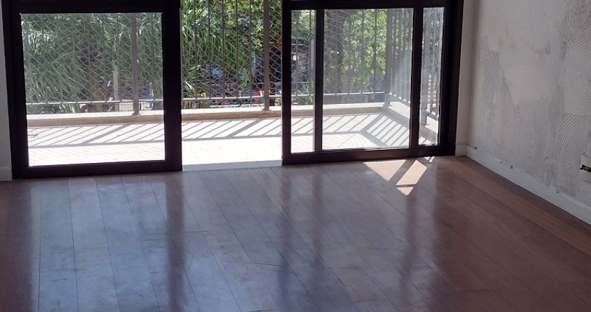 Excelente, sala com varanda, dois quaartos, seno 01 suite, bnaehrio sociaal, cozinha e depenência de empregada completa, quarto com armário embutido, cozinha com armário, quarto de empregada com armár