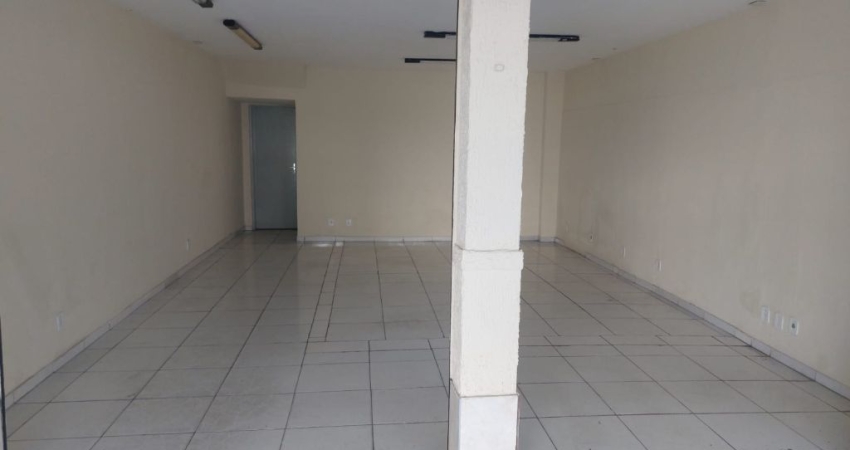 Excelente localização. Em frete a Praça Treze, condução na porta.