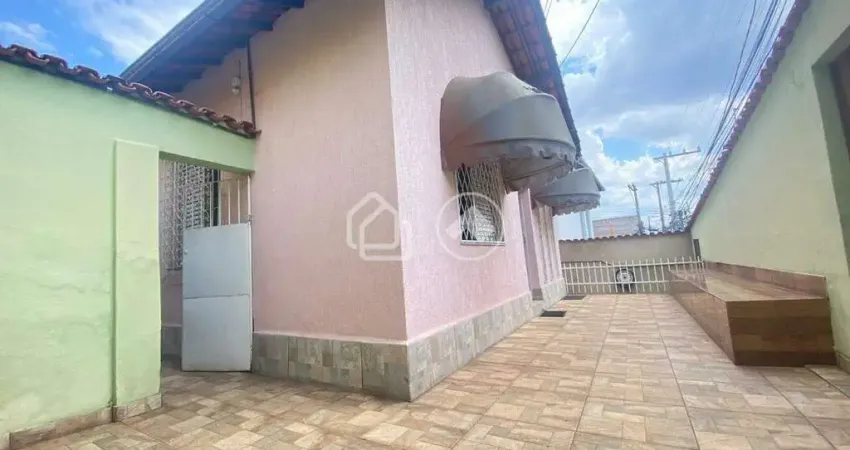 Excelente casa a venda no bairro carlos prates, 04 quartos, 04 vagas, quintal, 03 banheiros