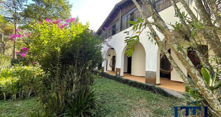 Casa térrea com 3 suítes e piscina - Vale do Sol - Embu das Artes