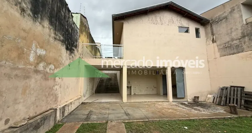 Aluga - se residência de 02 quartos com grande quintal no jardim flórida