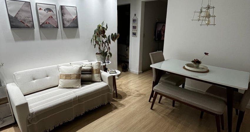 O apartamento é lindo, com um acabamento impecável e móveis planejados.