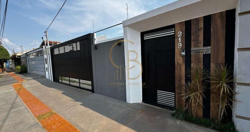 Linda casa térrea com paisagismo impecável e quintal aos fundos