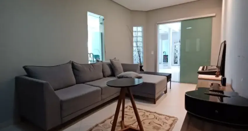 Locação condomínio aruã - casa aconchegante, segura e de fácil manutenção para o dia a dia.