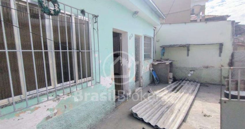 OLARIA – Terreno com 170m² e duas casas!