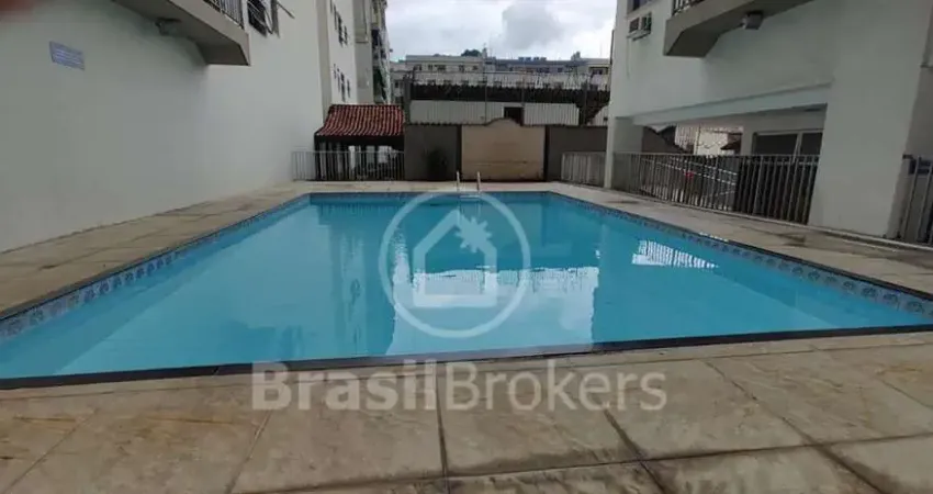Apartamento em condomínio com piscina no Méier