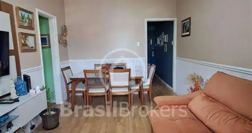 Belíssimo apartamento, espaçoso , totalmente reformada no Cachambi.