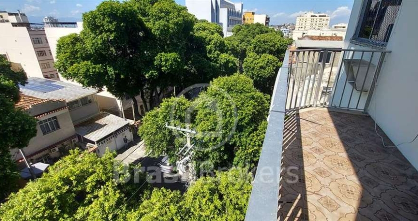 Apartamento com varanda, frente com sala grande, vaga na escritura, coberta, livre e demarcada, 2 elevadores